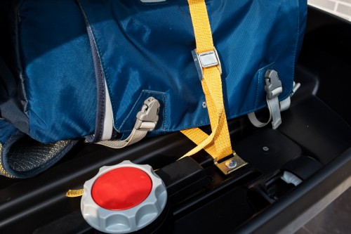 fixing the cargo inside of car roof box